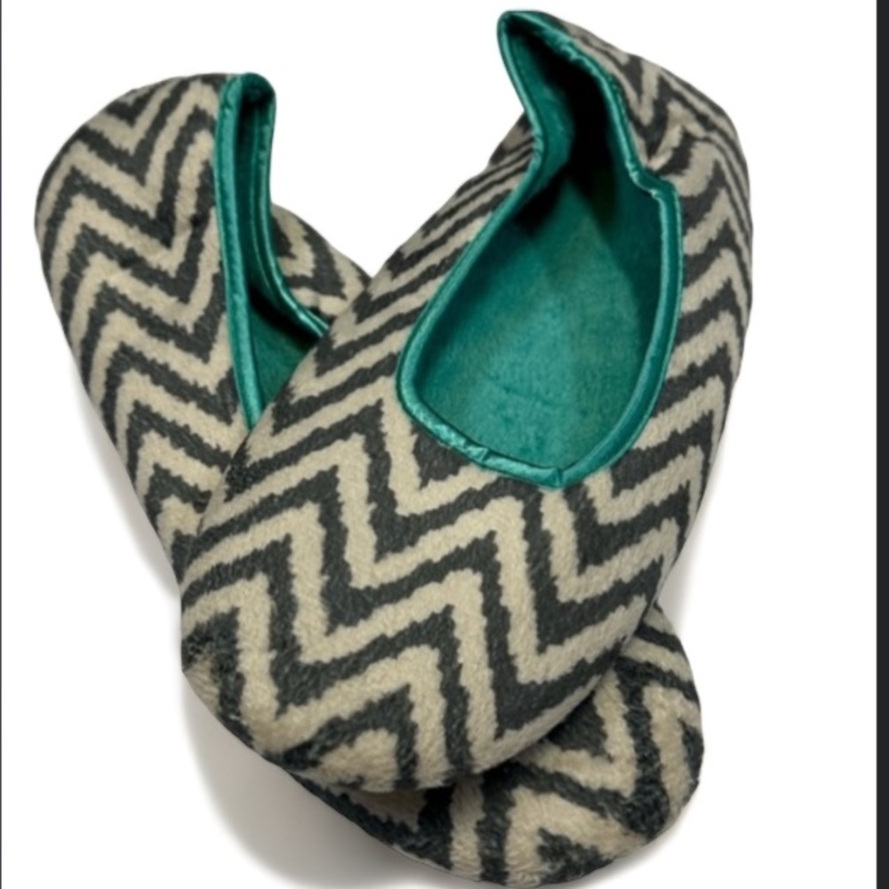 NEW Royal Standard Chevron Slippers Rubber Sole Soft And Cozy Ladies Size M NWOT